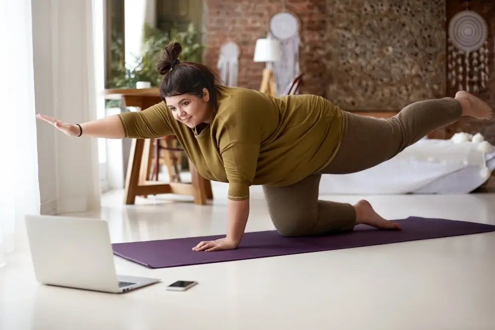 A beginner practicing the best HIIT workout at home for belly fat loss to improve fitness and burn calories.